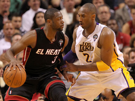 一手抓侧翼 一手抓侧翼